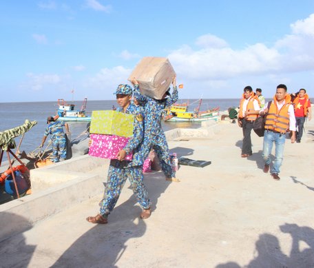 Những phần quà từ hậu phương mang mùa xuân về đảo, mong muốn động viên cán bộ, chiến sĩ vượt qua khó khăn, bảo vệ biên cương.