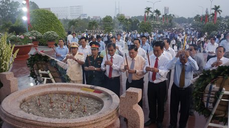 Lãnh đạo tỉnh thắp hương tưởng niệm các anh hùng liệt sĩ.