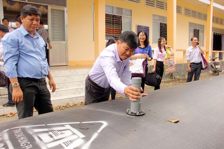 Thêm nhiều lựa chọn cho nhu cầu trữ nước bằng túi nhựa dung tích lớn phòng chống hạn, mặn.