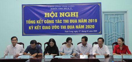 Các đơn vị ký kết thi đua năm 2020.