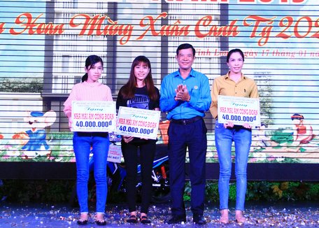 Ông Huỳnh Bá Long- Chủ tịch LĐLĐ tỉnh trao 3 mái ấm công đoàn cho công ty.