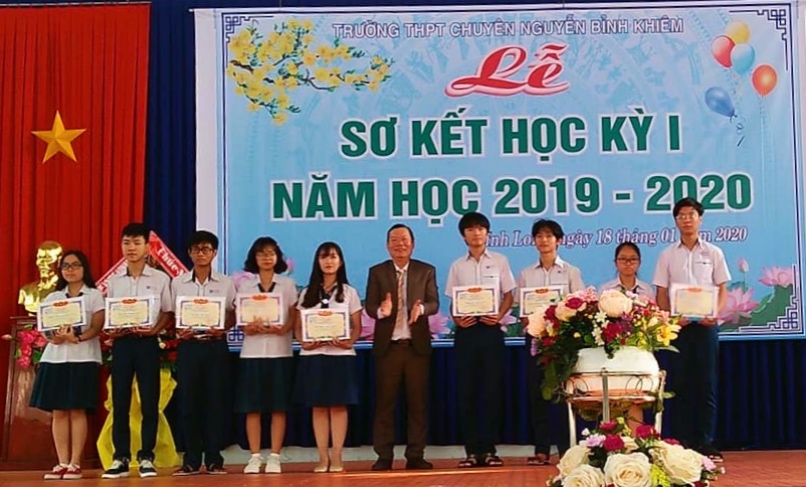 Các em học sinh đạt giải học sinh giỏi quốc gia được khen thưởng trong dịp tổng kết học kỳ I.