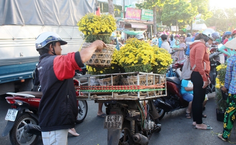 Hoa tươi tấp nập được đưa lên xe để điểm tô cho các ngôi nhà đón tết.