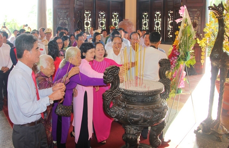 Đại biểu viếng và dâng hương tại Khu lưu niệm Chủ tịch HĐBT Phạm Hùng.