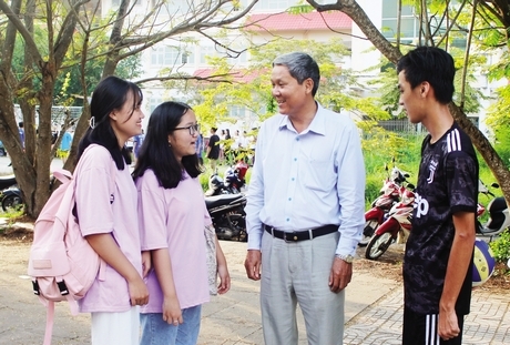 PGS. TS. Trần Văn Minh trao đổi với học trò Trường THPT Thực hành sư phạm (Trường ĐH Cần Thơ).