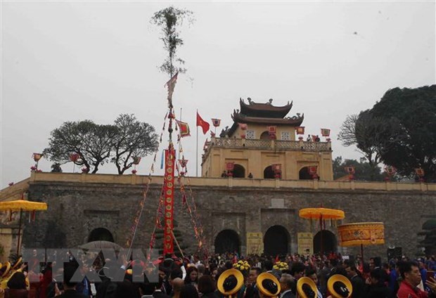 Dựng cây nêu tại sân Đoan Môn trong Khu Di sản Hoàng thành Thăng Long. (Ảnh: Thanh Tùng/TTXVN)