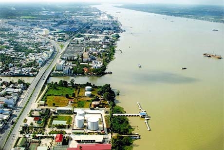 Bên dòng sông Hậu. Ảnh: DƯƠNG THU
