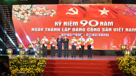 Bí thư Tỉnh ủy- Trần Văn Rón và Chủ tịch UBND tỉnh- Lữ Quang Ngời trao Nghị quyết của Ủy ban Thường vụ Quốc hội về việc sắp xếp các đơn vị hành chính cấp xã cho huyện Mang Thít, Bình Tân và TP Vĩnh Long