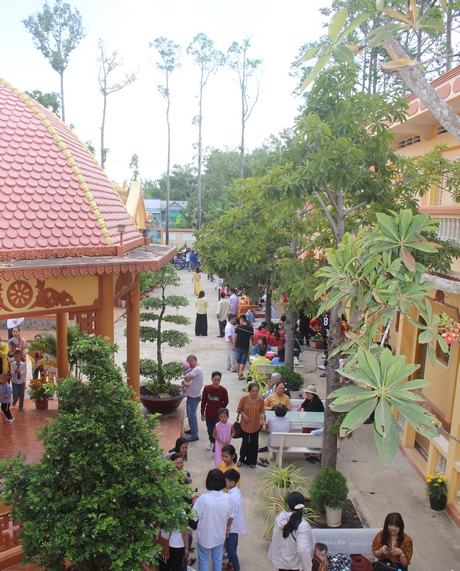 Hàng trăm người đến chùa Siêu Lý (Phường 5- TP Vĩnh Long) ngày Mùng 1 tết