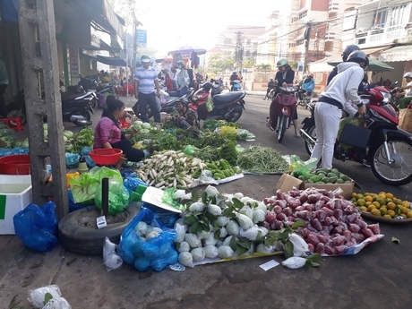 Chợ vĩnh long đông đúc từ sáng sớm.