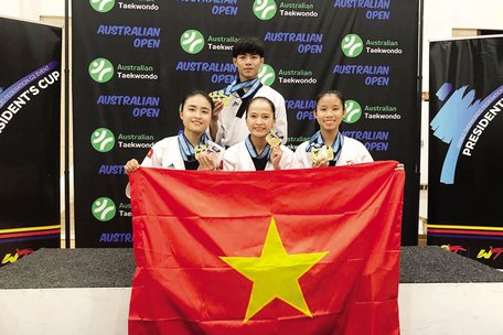 Nguyễn Phan Khánh Hân (bìa phải) giành HCV nội dung quyền sáng tạo tại Giải Vô địch Châu Á 2019- Jordan.