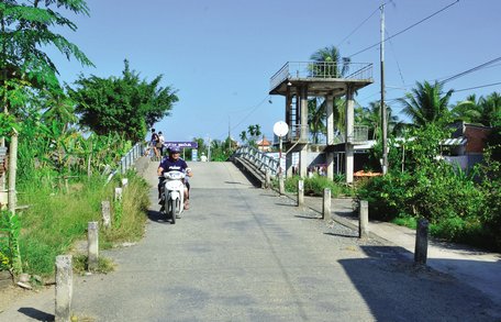 Đầu tư phát triển cơ sở hạ tầng giao thông gắnchặt với công tác thủy lợi. Trong ảnh: Hệ thống giao thông- thủy lợi ở xã Thuận Thới. Ảnh: HÙNG HẬU