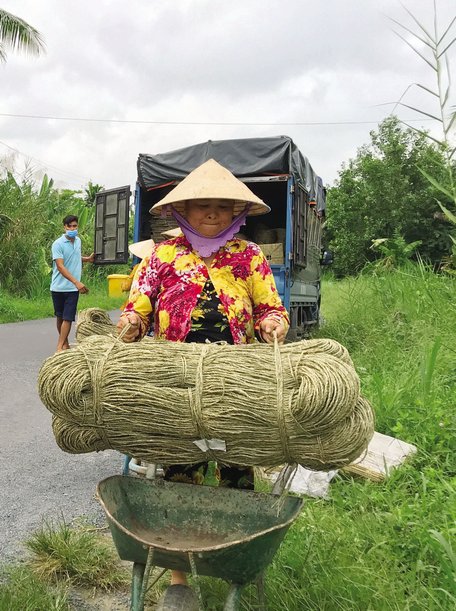 Đào tạo nghề và giải quyết việc làm, giảm nghèo- nhất là giảm nghèo trong đồng bào Khmer được đặc biệt quan tâm. Trong ảnh: Người dân ấp Mỹ Định (xã Tân Mỹ) với nghề đan đát.  ẢNH: MINH THÁI