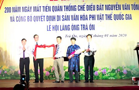 Bí thư Tỉnh ủy Vĩnh Long Trần Văn Rón và Phó Bí thư Tỉnh ủy, Chủ tịch UBND tỉnh- Lữ Quang Ngời trao chứng nhận di sản văn hóa phi vật thể quốc gia Lễ hội Lăng ông Trà Ôn