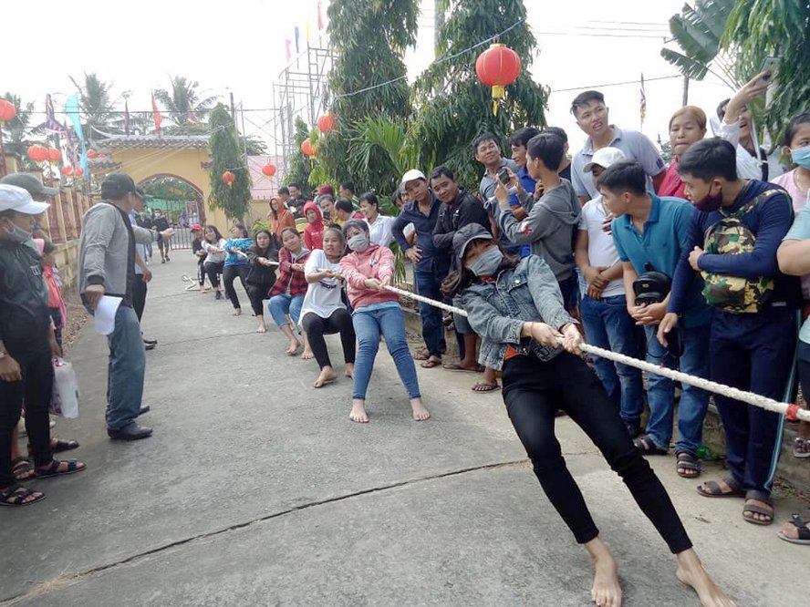 Các trò chơi dân gian, hội thi bóng chuyền, giao lưu thể dục dưỡng sinh, biểu diễn lân sư rồng.