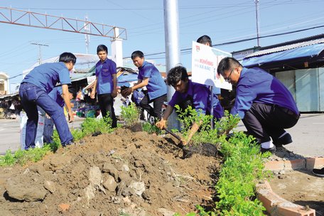 Màu áo xanh tình nguyện điểm tô hương sắc cho mùa xuân mới thêm rực rỡ.