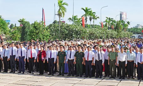 Chủ tịch Quốc hội Nguyễn Thị Kim Ngân, Phó Thủ tướng Chính phủ Vũ Đức Đam, Bí thư Tỉnh ủy Vĩnh Long Trần Văn Rón và lãnh đạo các bộ, ngành trong lễ viếng Nghĩa trang Liệt sĩ tỉnh Vĩnh Long ngày 27/7/2019.