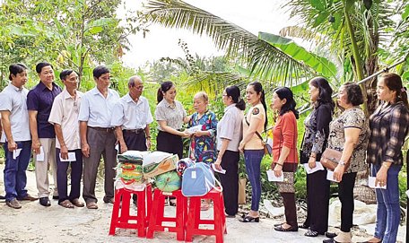 Không chỉ tự ủng hộ, các khán giả còn vận động nhiều người tham gia đóng góp cho chương trình “Địa chỉ nhân đạo” của Đài Phát thanh- Truyền hình Vĩnh Long.