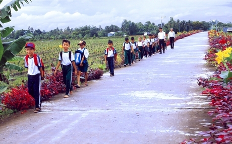 Bộ mặt nông thôn ngày nay: giao thông thông suốt, điện sáng đường quê. Ảnh LÊ VĂN HƯU 