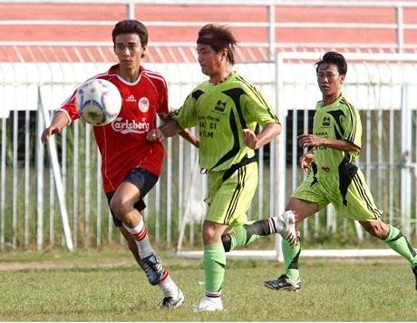 Ca sĩ Chế Thanh (giữa) trên sân bóng tại Vĩnh Long.