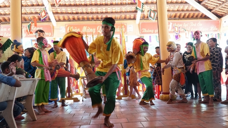 Múa trống sadăm của đồng bào Khmer.