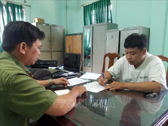 Công an Bà Rịa - Vũng Tàu làm việc với đối tượng Trần Văn Tùng đưa thông tin sai lệch về dịch nCoV. Ảnh: TTXVN phát