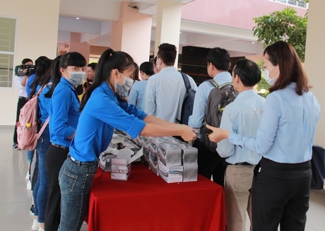 Trường ĐH Sư phạm kỹ thuật Vĩnh Long phát gần 5.000 khẩu trang.