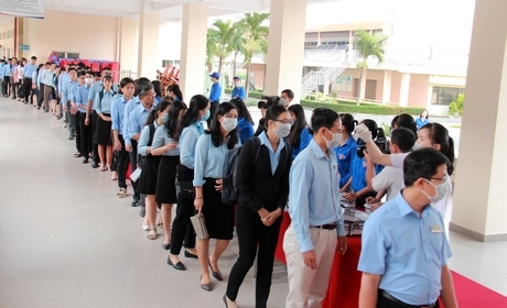 Đo thân nhiệt cho giảng viên, sinh viên toàn trường.
