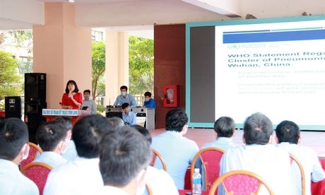 BS. Chuyên khoa 2 Nguyễn Thị Thu Hà- Hiệu trưởng Trường Trung cấp Y tế Vĩnh Long đến trường phổ biến tình hình dịch cúm corona chủng mới.