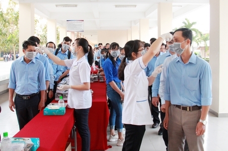 Trường ĐH Sư phạm kỹ thuật Vĩnh Long đo thân nhiệt cho toàn thể cán bộ, giảng viên, sinh viên.