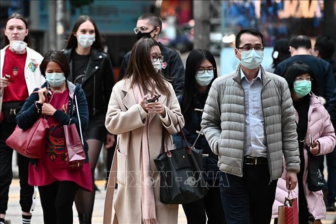 Người dân đeo khẩu trang đề phòng lây nhiễm virus Corona chủng mới tại Hong Kong, Trung Quốc ngày 31/1/2020. Ảnh: AFP/TTXVN