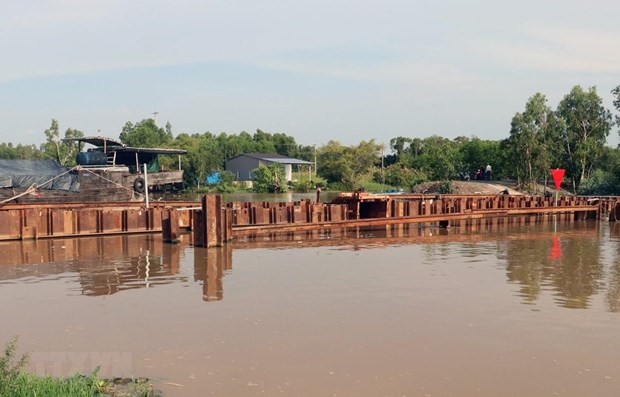 Đập cừ thép trên kinh xáng Rạch Giá-Hà Tiên tại xã Hòa Điền, huyện Kiên Lương để ngăn mặn, giữ ngọt cho vùng Tứ giác Long Xuyên. (Nguồn ảnh: TTXVN)