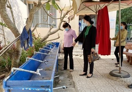 Tổ kiểm tra các trường học ở huyện Long Hồ.