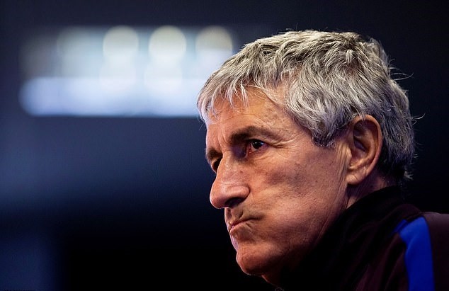 HLV trưởng Barcelona Quique Setien khẳng định vấn đề giữa Lionel Messi và Eric Abidal không ảnh hưởng gì đến CLB. Ảnh: EPA