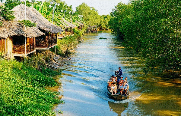 Du khách nước ngoài ngồi xuồng khám phá sông nước miệt vườn ở Cái Răng. Phía bên trái là dãy homestay của Hometravel Mekong Cần Thơ với những trụ điện gió.