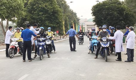 Phát khẩu trang, đo thân nhiệt cho toàn thể sinh viên, giảng viên.