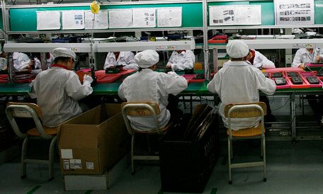 Foxconn sẽ chuyển một số dây chuyền sản xuất sang làm khẩu trang. Ảnh: Reuters