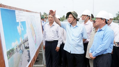 Bộ trưởng Nguyễn Xuân Cường, Bí thư Tỉnh ủy- Trần Văn Rón cùng các đồng chí lãnh đạo tỉnh Vĩnh Long và đoàn công tác kiểm tra tiến độ thực hiện cống Vũng Liêm.