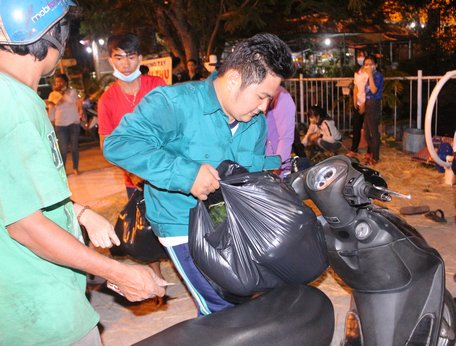 Bạn trẻ mang dưa trao tận tay cho khách hàng