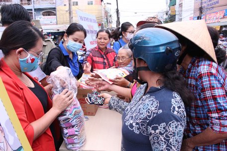 Đông đảo tiểu thương chợ Vĩnh Long đến nhận khẩu trang, xà phòng
