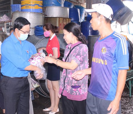 Đến tận nơi trao tận tay cho tiểu thương