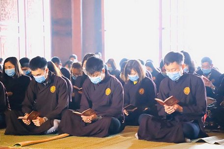 Người dân đeo khẩu trang khi tham dự một khóa lễ tại chùa Tam Chúc