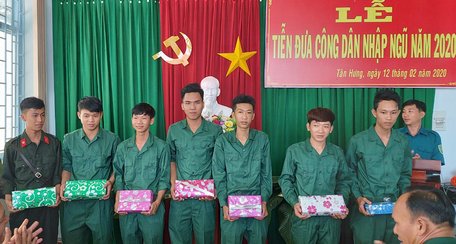 Thực hiện tốt chính sách hậu phương quân đội, các tân binh xã Tân Hưng (Bình Tân) được nhận các phần quà ý nghĩa.