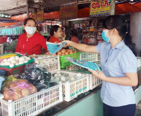Buổi tuyên truyền giúp tiểu thương nâng cao ý thức phòng chống dịch bệnh.