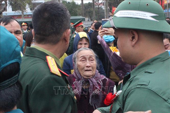  Người thân tiễn các tân binh Hà Tĩnh lên đường nhập ngũ. Ảnh: Hoàng Ngà/TTXVN