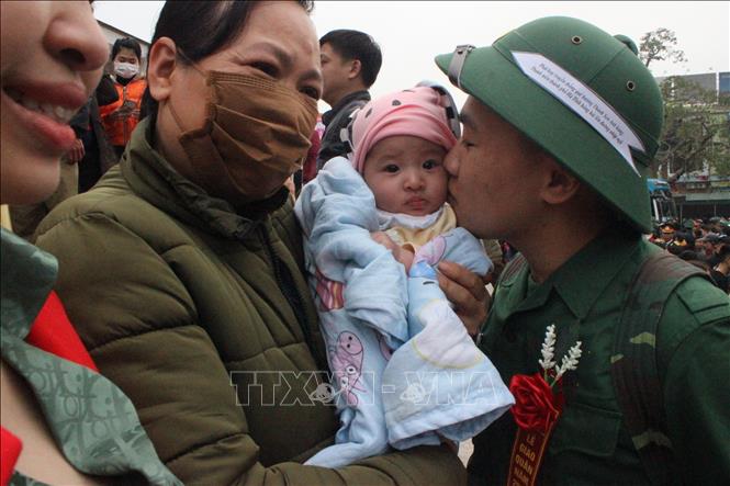  Người thân tiễn các tân binh Hà Tĩnh lên đường nhập ngũ. Ảnh: Hoàng Ngà/TTXVN