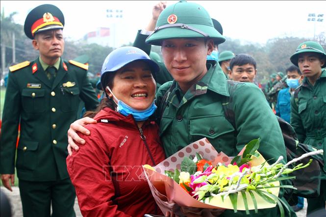  Các tân binh thành phố Vinh (Nghệ An) chia tay người thân. Ảnh: Tá Chuyên/TTXVN