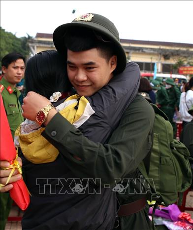  Các tân binh Quảng Trị tạm biệt người thân trước khi lên đường làm nhiệm vụ. Ảnh: Trịnh Bang Nhiệm/TTXVN