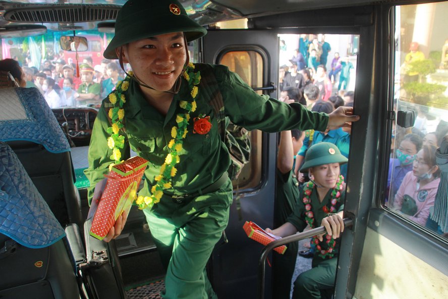 Tân binh của tỉnh Vĩnh Long được giao cho các đơn vị: Sư đoàn 9, Sư đoàn 309 (Quân đoàn 4- Bộ Quốc phòng), Sư đoàn Bộ binh 8, Lữ đoàn Pháo phòng không 226, Lữ đoàn Công binh 25, Cục Kỹ thuật (Quân khu 9), Bộ Chỉ huy Quân sự tỉnh, Công an tỉnh. Trong ảnh: Tân binh lên xe về đơn vị.