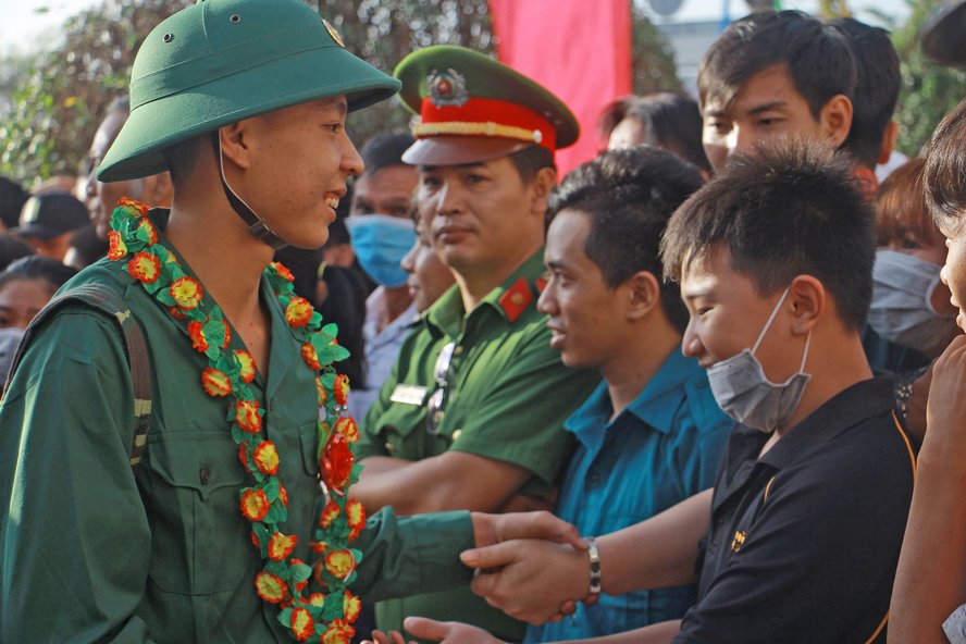 Nhiều gia đình có mặt tại điểm giao nhận quân từ sớm để tiễn người thân lên đường thực hiện nghĩa vụ thiêng liêng đối với Tổ quốc.